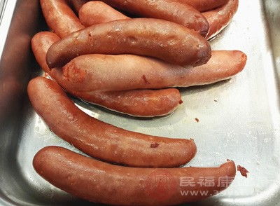 南通口岸嚴把國門防線，首次從外籍船員行李中截獲違禁肉類制品